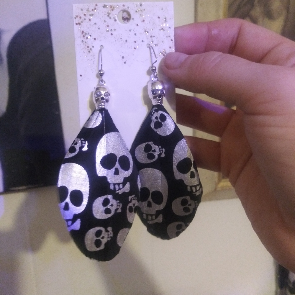 SKULL FEATHER EARRINGS / GOTH, PUNK